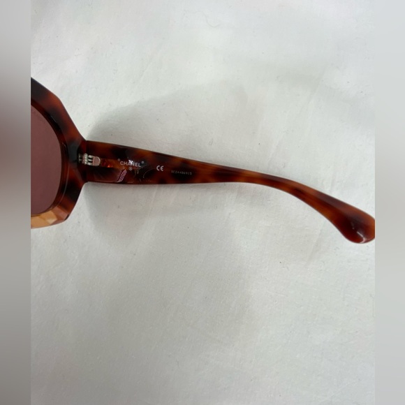 Chanel Tortoise Sunglasses, 19mm, includes box and soft carry case - Picture 8 of 12